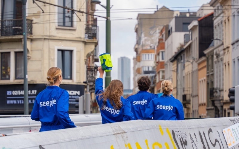 Seepje brings its natural clean-up mission to the streets of Brussels Seepje brings its natural clean-up mission to the streets of Brussels